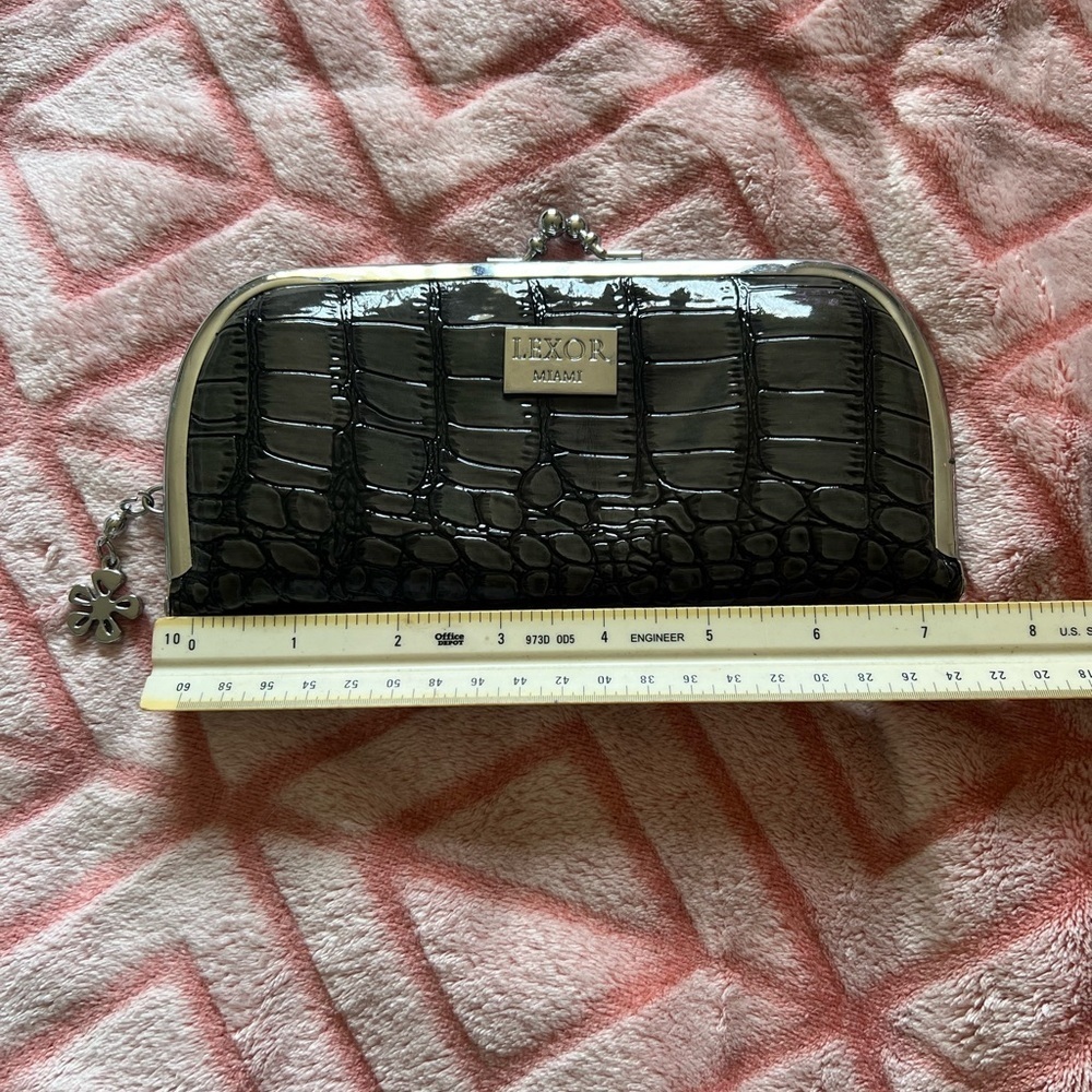 Black Crocodile-Embossed Women's Clutch - Picture 3 of 7